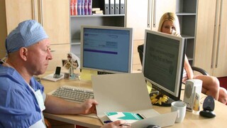 Skinny Blonde in the Office - namiętne dziwki w HD BIGWHORE.COM
