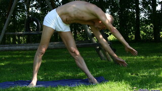 Old Man Teaches Young Fitness - putains passionnées en HD BIGWHORE.COM