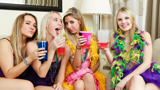 Mardi Gras Fuckfest: Cadence Lux and Lily Rader Take Turns on Ryan Riesling - HD의 열정적인 창녀 BIGWHORE.COM
