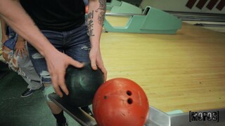 The Bowling Alley Goes Wild - pelacur berahi dalam HD BIGWHORE.COM