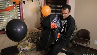 Tiny Trick or Treater Licks Pussy and Rides Reverse Cowgirl - โสเภณีที่มีความหลงใหลใน HD BIGWHORE.COM