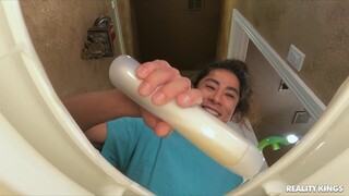 Skinny GF Sommer Isabella Pounded in Shower - Cumshot - putains passionnées en HD BIGWHORE.COM