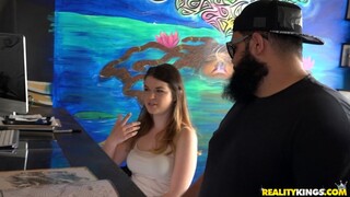 Teen Adriana Maya gets rough blowjob in shop - putains passionnées en HD BIGWHORE.COM