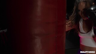 Brunette Bombshell Kelsi Monroe - gepassioneerde hoeren in HD BIGWHORE.COM