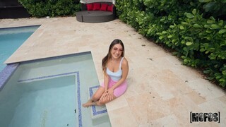 Huge Dick for Little Gem in Cowgirl Pose - namiętne dziwki w HD BIGWHORE.COM