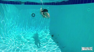 Pool Side Squirting Lesbians - novinky v pornu na BIGWHORE.COM