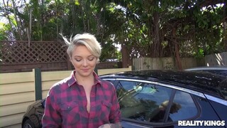 Blonde Bombshell in the Snow - nouvelles vidéos pornos sur BIGWHORE.COM