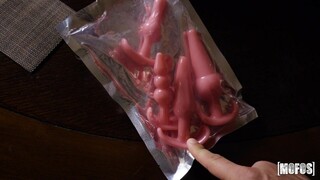 Squirting Teen in Thong and High Heels - putains passionnées en HD BIGWHORE.COM