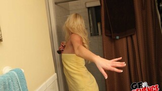 Natural Tits and Shaved Pussy in the Bathroom - HD의 열정적인 창녀 BIGWHORE.COM
