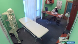 Voyeur Fun with a Nurse and Patient - putains passionnées en HD BIGWHORE.COM