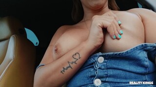 Big Cock POV Action in a Car - putains passionnées en HD BIGWHORE.COM
