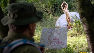 Wife Sucks Hiker's Cock in the Woods - โสเภณีที่มีความหลงใหลใน HD BIGWHORE.COM