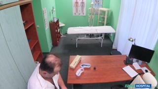 Amateur Short-Haired Girl Sucks Doctor's Cock - putains passionnées en HD BIGWHORE.COM