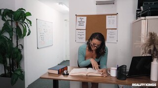 Big Ass College Girl Gets Cumshot in Class - putains passionnées en HD BIGWHORE.COM