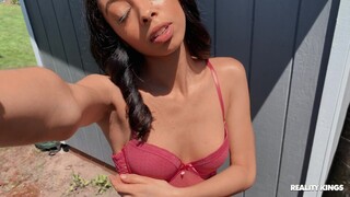Natural Tits Girlfriend Fucks in the Yard - โสเภณีที่มีความหลงใหลใน HD BIGWHORE.COM