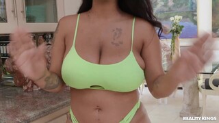 Brunette Babe Swimming Lessons - leidenschaftliche Huren in HD BIGWHORE.COM