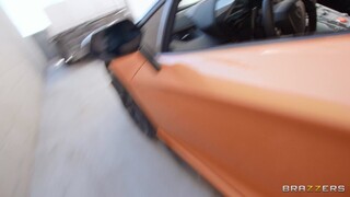 Angela White's Big Tits Ride Damion Dayski in a Car - putains passionnées en HD BIGWHORE.COM