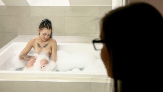 Stepfamily Threesome with Brunette Twins - putains passionnées en HD BIGWHORE.COM