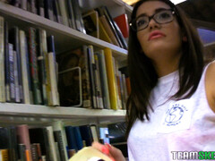 Teenage Seduction in the Library - HD의 열정적인 창녀 BIGWHORE.COM