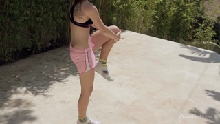 Outdoor Gym Solo with Mia Sollis - putains passionnées en HD BIGWHORE.COM