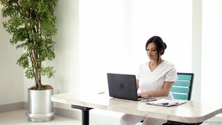 Natural Tit Babe Mona Azar Sucks and Fucks in Hardcore Interracial Scene - putains passionnées en HD BIGWHORE.COM