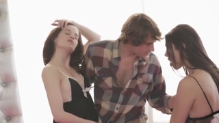 Zeppelin on Fire: Young Brunettes Give a POV Handjob - namiętne dziwki w HD BIGWHORE.COM