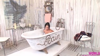 Jasmine Black’s Bubble Bath Leads to POV Anal Sex - namiętne dziwki w HD BIGWHORE.COM