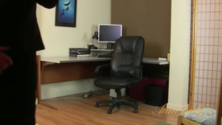 Slutty secretary Raylynn strips and masturbates at work - gepassioneerde hoeren in HD BIGWHORE.COM