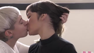 Blake Wilde Tousles with Tattooed Lesbian Steel - HD의 열정적인 창녀 BIGWHORE.COM