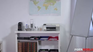 Horny MILF Seduces Young Coworker for Office Sex - HD의 열정적인 창녀 BIGWHORE.COM