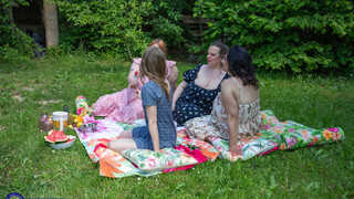 Naughty Lesbian Foursome: BBW Stepmoms Gertruda and XXL Lady Use Maya Sinn - HD में उत्तेजित वेश्याएं BIGWHORE.COM