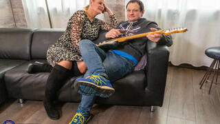 German mature blonde tempts her neighbor, then fucks him on the sofa - HD में उत्तेजित वेश्याएं BIGWHORE.COM