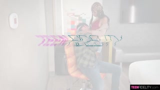 Ryan Madison Gives Teen Fae Love An Intense Ride - 激情的妓女高清 BIGWHORE.COM