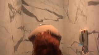 Emma Evins takes care of her man with a wet tub blowjob - HD의 열정적인 창녀 BIGWHORE.COM