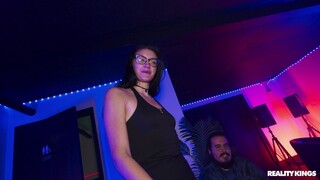 Duncan Saint Fucks Lucy Lotus in the Bar - gái điếm đam mê ở HD BIGWHORE.COM