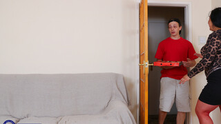 Pizza Delivery Guy Fucks Christina Santes, a Big Ass MILF - leidenschaftliche Huren in HD BIGWHORE.COM