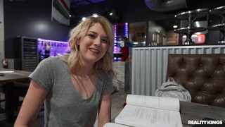 Pizza, Piercing, and a Deepthroat Session - 激情的妓女高清 BIGWHORE.COM