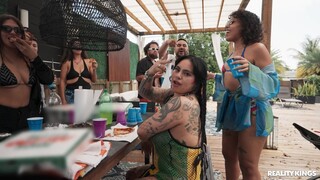 Sneaky Outdoor Fuck with Latina - HD의 열정적인 창녀 BIGWHORE.COM