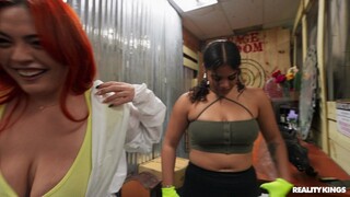 Trio Takes on New Positions - HDの情熱的な娼婦 BIGWHORE.COM