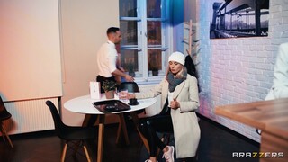 Angelika Grays Teases Raul Costa On Vacation - curve pasionate în HD BIGWHORE.COM