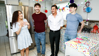 Deepthroat Blowjob for Nade's Birthday - putains passionnées en HD BIGWHORE.COM