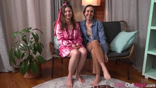 Sophia Rose & Olive G: Hairy and Lovely in Interview - putains passionnées en HD BIGWHORE.COM