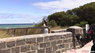 Aussie Beachcomber: Trixie and Sylvia Rose Interview - putains passionnées en HD BIGWHORE.COM