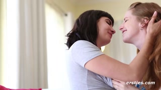 Redhead & Brunette Lesbians Kiss & Fingering - putains passionnées en HD BIGWHORE.COM