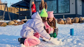 Playful Brunettes and Blondes in Winter - putains passionnées en HD BIGWHORE.COM
