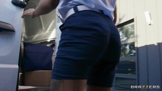 Sneaky Encounter with a Petite Package - prostitutas apaixonadas em HD BIGWHORE.COM