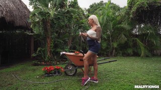 Facial in the Garden with Logan and Kona - gái điếm đam mê ở HD BIGWHORE.COM