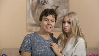 Alana Moon Rides Old Man's Cock - putains passionnées en HD BIGWHORE.COM