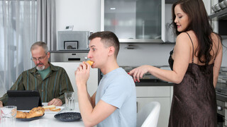 European Vacation with a Sexy Stepmom - vášnivé děvky v HD BIGWHORE.COM
