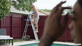 Harley Dean's Big Ass Bounces on Cock While Standing on Ladder - putas apasionadas en HD BIGWHORE.COM